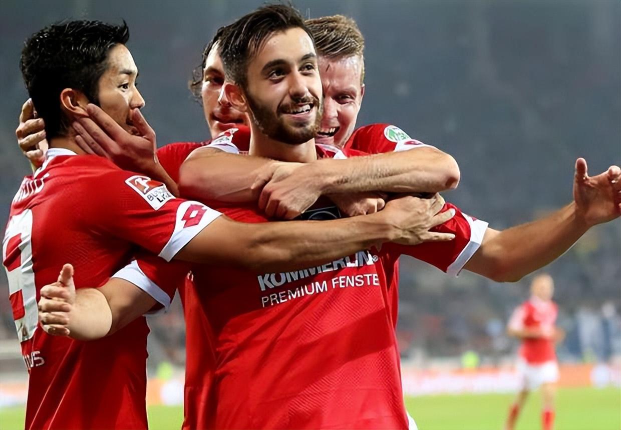 拜仁轻取本菲卡,阿扎尔梅开二度足总杯 拜仁轻取本菲卡,阿扎尔梅开二度足总杯