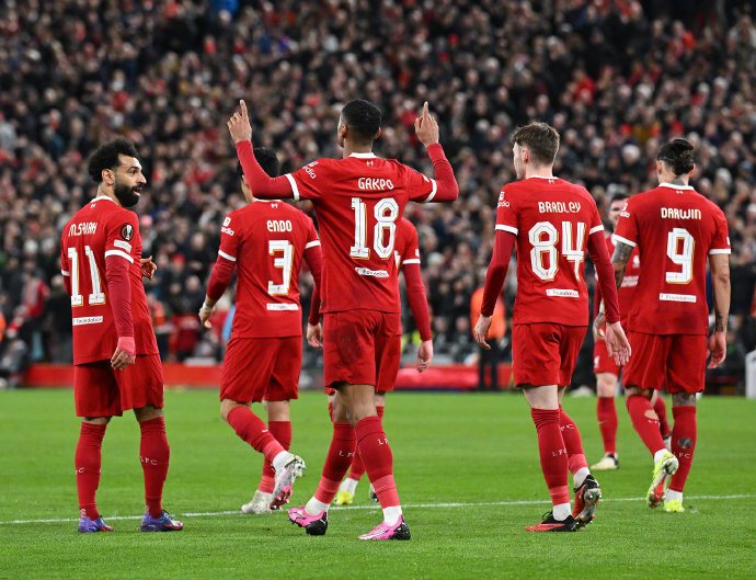 利物浦力克那不勒斯，莱万梅开二度欧联杯