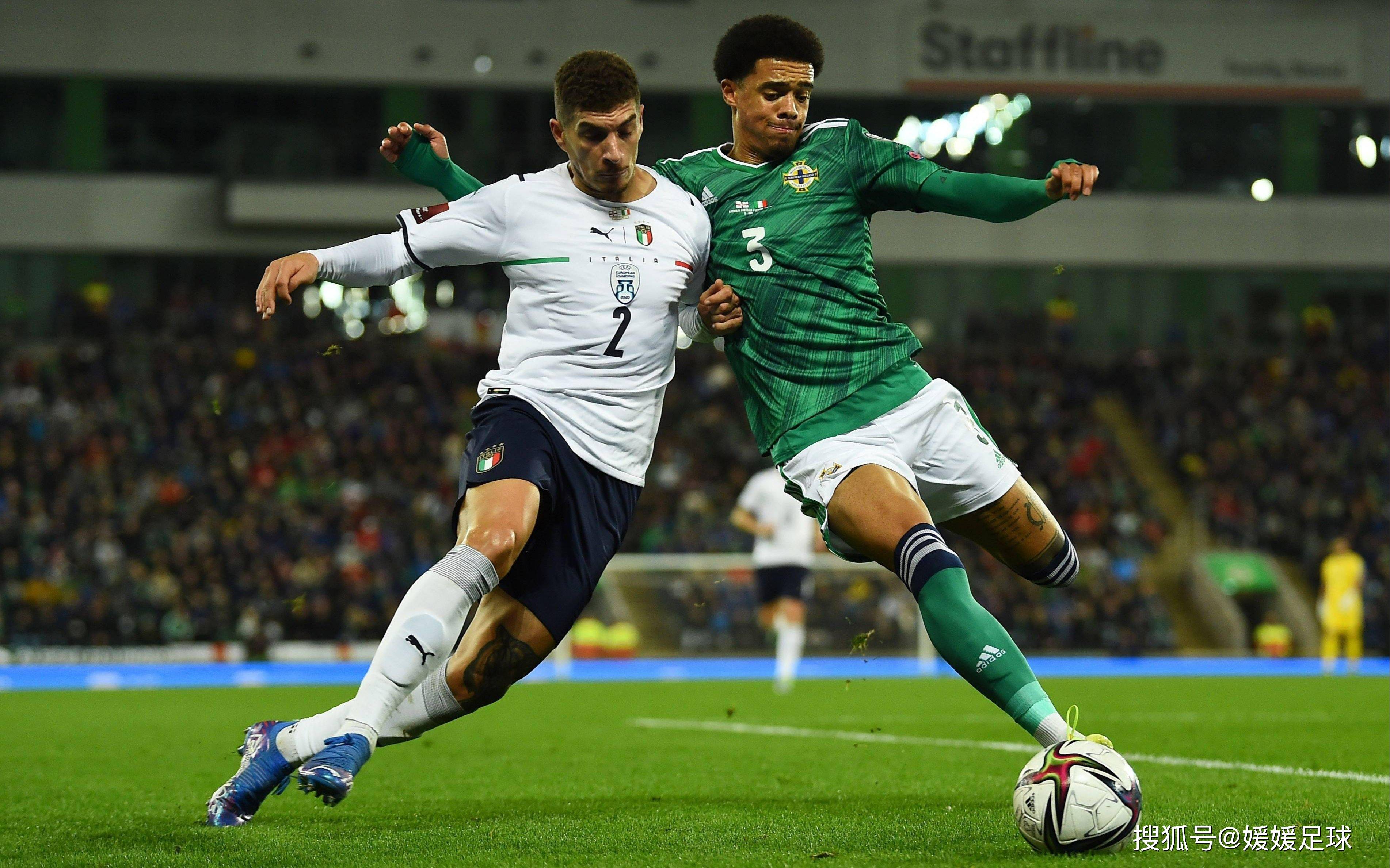 足球赛事中两支实力均衡的球队对决 足球赛事中两支实力均衡的球队对决